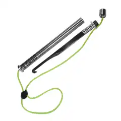 Kako Cutter er en kniv med krok p&aring; som med letthet skj&aelig;rer gjennom alt av tau, tang o.l. som har satt seg fast i propellen/akselen eller impelleren din.<br />
<br />
Dette verkt&oslash;yet er ett must for alle som ferdes p&aring; sj&oslash;en.<br />
<br />
Kj&oslash;rer du vannscooter, og trekker inn tau langt fra land?<br />
Vipp vannscooteren rundt (Sjekk hvilken retning som er korrekt!!!).<br />
Skj&aelig;r av hindringen, rens godt.<br />
Start opp vannscooteren og h&oslash;r etter om det er mer feil.<br />
Kj&oslash;r forsiktig inn til land og ta den til ett verksted for kontroll av drivsystemet.<br />
<br />
Husk &aring; rense kniven godt i ferskvann etter bruk!