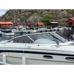 <p>Havnekalesje &ndash; Norsk h&aring;ndverk av h&oslash;yeste kvalitet</p>

<p>V&aring;r havnekalesje er utviklet og produsert i Norge, med fokus p&aring; solid konstruksjon, perfekt passform og lang levetid.<br />
Kalesjene lages av f&oslash;rsteklasses tysk metervare, kjent for sin overlegne slitestyrke, fargebestandighet og motstand mot vann og UV-str&aring;ling.</p>

<p>Hver kalesje er designet med omhu for norske forhold &ndash; robust nok til &aring; t&aring;le vind og regn, men samtidig lett &aring; h&aring;ndtere og montere.<br />
Detaljene vitner om ekte norsk h&aring;ndverk, med presis s&oslash;m, forsterkede skj&oslash;ter og materialvalg som t&aring;ler b&aring;de tid og bruk.</p>

<p>Enten du vil beskytte b&aring;ten din mot v&aelig;r og vind gjennom sesongen, eller gi den et helhetlig, ryddig uttrykk i havn, er dette et produkt som kombinerer norsk produksjon, europeisk kvalitet og lang erfaring innen maritimt design.</p>
