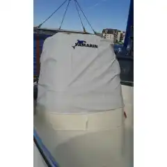 <p>Havnekalesje &ndash; Norsk h&aring;ndverk av h&oslash;yeste kvalitet</p>

<p>V&aring;r havnekalesje er utviklet og produsert i Norge, med fokus p&aring; solid konstruksjon, perfekt passform og lang levetid.<br />
Kalesjene lages av f&oslash;rsteklasses tysk metervare, kjent for sin overlegne slitestyrke, fargebestandighet og motstand mot vann og UV-str&aring;ling.</p>

<p>Hver kalesje er designet med omhu for norske forhold &ndash; robust nok til &aring; t&aring;le vind og regn, men samtidig lett &aring; h&aring;ndtere og montere.<br />
Detaljene vitner om ekte norsk h&aring;ndverk, med presis s&oslash;m, forsterkede skj&oslash;ter og materialvalg som t&aring;ler b&aring;de tid og bruk.</p>

<p>Enten du vil beskytte b&aring;ten din mot v&aelig;r og vind gjennom sesongen, eller gi den et helhetlig, ryddig uttrykk i havn, er dette et produkt som kombinerer norsk produksjon, europeisk kvalitet og lang erfaring innen maritimt design.</p>
