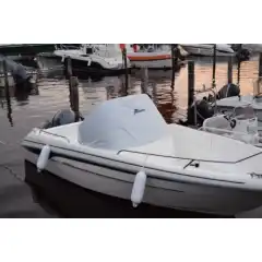 <p>Havnekalesje &ndash; Norsk h&aring;ndverk av h&oslash;yeste kvalitet</p>

<p>V&aring;r havnekalesje er utviklet og produsert i Norge, med fokus p&aring; solid konstruksjon, perfekt passform og lang levetid.<br />
Kalesjene lages av f&oslash;rsteklasses tysk metervare, kjent for sin overlegne slitestyrke, fargebestandighet og motstand mot vann og UV-str&aring;ling.</p>

<p>Hver kalesje er designet med omhu for norske forhold &ndash; robust nok til &aring; t&aring;le vind og regn, men samtidig lett &aring; h&aring;ndtere og montere.<br />
Detaljene vitner om ekte norsk h&aring;ndverk, med presis s&oslash;m, forsterkede skj&oslash;ter og materialvalg som t&aring;ler b&aring;de tid og bruk.</p>

<p>Enten du vil beskytte b&aring;ten din mot v&aelig;r og vind gjennom sesongen, eller gi den et helhetlig, ryddig uttrykk i havn, er dette et produkt som kombinerer norsk produksjon, europeisk kvalitet og lang erfaring innen maritimt design.</p>
