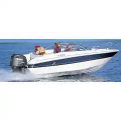 <p>Havnekalesje &ndash; Norsk h&aring;ndverk av h&oslash;yeste kvalitet</p>

<p>V&aring;r havnekalesje er utviklet og produsert i Norge, med fokus p&aring; solid konstruksjon, perfekt passform og lang levetid.<br />
Kalesjene lages av f&oslash;rsteklasses tysk metervare, kjent for sin overlegne slitestyrke, fargebestandighet og motstand mot vann og UV-str&aring;ling.</p>

<p>Hver kalesje er designet med omhu for norske forhold &ndash; robust nok til &aring; t&aring;le vind og regn, men samtidig lett &aring; h&aring;ndtere og montere.<br />
Detaljene vitner om ekte norsk h&aring;ndverk, med presis s&oslash;m, forsterkede skj&oslash;ter og materialvalg som t&aring;ler b&aring;de tid og bruk.</p>

<p>Enten du vil beskytte b&aring;ten din mot v&aelig;r og vind gjennom sesongen, eller gi den et helhetlig, ryddig uttrykk i havn, er dette et produkt som kombinerer norsk produksjon, europeisk kvalitet og lang erfaring innen maritimt design.</p>
