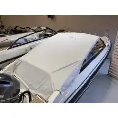 <p>Havnekalesje &ndash; Norsk h&aring;ndverk av h&oslash;yeste kvalitet</p>

<p>V&aring;r havnekalesje er utviklet og produsert i Norge, med fokus p&aring; solid konstruksjon, perfekt passform og lang levetid.<br />
Kalesjene lages av f&oslash;rsteklasses tysk metervare, kjent for sin overlegne slitestyrke, fargebestandighet og motstand mot vann og UV-str&aring;ling.</p>

<p>Hver kalesje er designet med omhu for norske forhold &ndash; robust nok til &aring; t&aring;le vind og regn, men samtidig lett &aring; h&aring;ndtere og montere.<br />
Detaljene vitner om ekte norsk h&aring;ndverk, med presis s&oslash;m, forsterkede skj&oslash;ter og materialvalg som t&aring;ler b&aring;de tid og bruk.</p>

<p>Enten du vil beskytte b&aring;ten din mot v&aelig;r og vind gjennom sesongen, eller gi den et helhetlig, ryddig uttrykk i havn, er dette et produkt som kombinerer norsk produksjon, europeisk kvalitet og lang erfaring innen maritimt design.</p>
