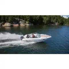 <p>Havnekalesje &ndash; Norsk h&aring;ndverk av h&oslash;yeste kvalitet</p>

<p>V&aring;r havnekalesje er utviklet og produsert i Norge, med fokus p&aring; solid konstruksjon, perfekt passform og lang levetid.<br />
Kalesjene lages av f&oslash;rsteklasses tysk metervare, kjent for sin overlegne slitestyrke, fargebestandighet og motstand mot vann og UV-str&aring;ling.</p>

<p>Hver kalesje er designet med omhu for norske forhold &ndash; robust nok til &aring; t&aring;le vind og regn, men samtidig lett &aring; h&aring;ndtere og montere.<br />
Detaljene vitner om ekte norsk h&aring;ndverk, med presis s&oslash;m, forsterkede skj&oslash;ter og materialvalg som t&aring;ler b&aring;de tid og bruk.</p>

<p>Enten du vil beskytte b&aring;ten din mot v&aelig;r og vind gjennom sesongen, eller gi den et helhetlig, ryddig uttrykk i havn, er dette et produkt som kombinerer norsk produksjon, europeisk kvalitet og lang erfaring innen maritimt design.</p>
