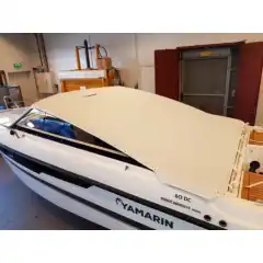 <p>Havnekalesje &ndash; Norsk h&aring;ndverk av h&oslash;yeste kvalitet</p>

<p>V&aring;r havnekalesje er utviklet og produsert i Norge, med fokus p&aring; solid konstruksjon, perfekt passform og lang levetid.<br />
Kalesjene lages av f&oslash;rsteklasses tysk metervare, kjent for sin overlegne slitestyrke, fargebestandighet og motstand mot vann og UV-str&aring;ling.</p>

<p>Hver kalesje er designet med omhu for norske forhold &ndash; robust nok til &aring; t&aring;le vind og regn, men samtidig lett &aring; h&aring;ndtere og montere.<br />
Detaljene vitner om ekte norsk h&aring;ndverk, med presis s&oslash;m, forsterkede skj&oslash;ter og materialvalg som t&aring;ler b&aring;de tid og bruk.</p>

<p>Enten du vil beskytte b&aring;ten din mot v&aelig;r og vind gjennom sesongen, eller gi den et helhetlig, ryddig uttrykk i havn, er dette et produkt som kombinerer norsk produksjon, europeisk kvalitet og lang erfaring innen maritimt design.</p>
