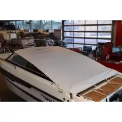 <p>Havnekalesje &ndash; Norsk h&aring;ndverk av h&oslash;yeste kvalitet</p>

<p>V&aring;r havnekalesje er utviklet og produsert i Norge, med fokus p&aring; solid konstruksjon, perfekt passform og lang levetid.<br />
Kalesjene lages av f&oslash;rsteklasses tysk metervare, kjent for sin overlegne slitestyrke, fargebestandighet og motstand mot vann og UV-str&aring;ling.</p>

<p>Hver kalesje er designet med omhu for norske forhold &ndash; robust nok til &aring; t&aring;le vind og regn, men samtidig lett &aring; h&aring;ndtere og montere.<br />
Detaljene vitner om ekte norsk h&aring;ndverk, med presis s&oslash;m, forsterkede skj&oslash;ter og materialvalg som t&aring;ler b&aring;de tid og bruk.</p>

<p>Enten du vil beskytte b&aring;ten din mot v&aelig;r og vind gjennom sesongen, eller gi den et helhetlig, ryddig uttrykk i havn, er dette et produkt som kombinerer norsk produksjon, europeisk kvalitet og lang erfaring innen maritimt design.</p>
