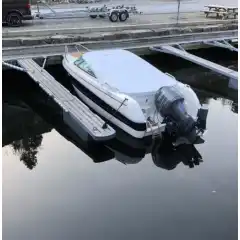 <p>Havnekalesje &ndash; Norsk h&aring;ndverk av h&oslash;yeste kvalitet</p>

<p>V&aring;r havnekalesje er utviklet og produsert i Norge, med fokus p&aring; solid konstruksjon, perfekt passform og lang levetid.<br />
Kalesjene lages av f&oslash;rsteklasses tysk metervare, kjent for sin overlegne slitestyrke, fargebestandighet og motstand mot vann og UV-str&aring;ling.</p>

<p>Hver kalesje er designet med omhu for norske forhold &ndash; robust nok til &aring; t&aring;le vind og regn, men samtidig lett &aring; h&aring;ndtere og montere.<br />
Detaljene vitner om ekte norsk h&aring;ndverk, med presis s&oslash;m, forsterkede skj&oslash;ter og materialvalg som t&aring;ler b&aring;de tid og bruk.</p>

<p>Enten du vil beskytte b&aring;ten din mot v&aelig;r og vind gjennom sesongen, eller gi den et helhetlig, ryddig uttrykk i havn, er dette et produkt som kombinerer norsk produksjon, europeisk kvalitet og lang erfaring innen maritimt design.</p>
