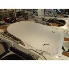 <p>Havnekalesje &ndash; Norsk h&aring;ndverk av h&oslash;yeste kvalitet</p>

<p>V&aring;r havnekalesje er utviklet og produsert i Norge, med fokus p&aring; solid konstruksjon, perfekt passform og lang levetid.<br />
Kalesjene lages av f&oslash;rsteklasses tysk metervare, kjent for sin overlegne slitestyrke, fargebestandighet og motstand mot vann og UV-str&aring;ling.</p>

<p>Hver kalesje er designet med omhu for norske forhold &ndash; robust nok til &aring; t&aring;le vind og regn, men samtidig lett &aring; h&aring;ndtere og montere.<br />
Detaljene vitner om ekte norsk h&aring;ndverk, med presis s&oslash;m, forsterkede skj&oslash;ter og materialvalg som t&aring;ler b&aring;de tid og bruk.</p>

<p>Enten du vil beskytte b&aring;ten din mot v&aelig;r og vind gjennom sesongen, eller gi den et helhetlig, ryddig uttrykk i havn, er dette et produkt som kombinerer norsk produksjon, europeisk kvalitet og lang erfaring innen maritimt design.</p>
