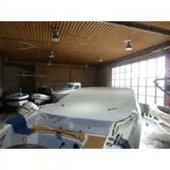 <p>Havnekalesje &ndash; Norsk h&aring;ndverk av h&oslash;yeste kvalitet</p>

<p>V&aring;r havnekalesje er utviklet og produsert i Norge, med fokus p&aring; solid konstruksjon, perfekt passform og lang levetid.<br />
Kalesjene lages av f&oslash;rsteklasses tysk metervare, kjent for sin overlegne slitestyrke, fargebestandighet og motstand mot vann og UV-str&aring;ling.</p>

<p>Hver kalesje er designet med omhu for norske forhold &ndash; robust nok til &aring; t&aring;le vind og regn, men samtidig lett &aring; h&aring;ndtere og montere.<br />
Detaljene vitner om ekte norsk h&aring;ndverk, med presis s&oslash;m, forsterkede skj&oslash;ter og materialvalg som t&aring;ler b&aring;de tid og bruk.</p>

<p>Enten du vil beskytte b&aring;ten din mot v&aelig;r og vind gjennom sesongen, eller gi den et helhetlig, ryddig uttrykk i havn, er dette et produkt som kombinerer norsk produksjon, europeisk kvalitet og lang erfaring innen maritimt design.</p>
