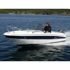 <p>Havnekalesje &ndash; Norsk h&aring;ndverk av h&oslash;yeste kvalitet</p>

<p>V&aring;r havnekalesje er utviklet og produsert i Norge, med fokus p&aring; solid konstruksjon, perfekt passform og lang levetid.<br />
Kalesjene lages av f&oslash;rsteklasses tysk metervare, kjent for sin overlegne slitestyrke, fargebestandighet og motstand mot vann og UV-str&aring;ling.</p>

<p>Hver kalesje er designet med omhu for norske forhold &ndash; robust nok til &aring; t&aring;le vind og regn, men samtidig lett &aring; h&aring;ndtere og montere.<br />
Detaljene vitner om ekte norsk h&aring;ndverk, med presis s&oslash;m, forsterkede skj&oslash;ter og materialvalg som t&aring;ler b&aring;de tid og bruk.</p>

<p>Enten du vil beskytte b&aring;ten din mot v&aelig;r og vind gjennom sesongen, eller gi den et helhetlig, ryddig uttrykk i havn, er dette et produkt som kombinerer norsk produksjon, europeisk kvalitet og lang erfaring innen maritimt design.</p>
