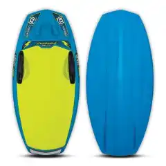 <p>ALLSIDIG OG MYE MORO FOR ALLE</p>

<p>Freeboard er bygget for mye og allsidig moro p&aring; vannet, og for de som &oslash;nsker litt mer utfordring enn det en tube gir! Dens optimaliserte form og funksjoner gj&oslash;r den til en av de mest allsidige brettene p&aring; markedet. Fest h&aring;ndtaket til den innebygde kroken og du kan cruise bak b&aring;ten uten problemer. Ta h&aring;ndtaket i hendene for en spennende kneeboard-tur eller, for en mer utfordring, st&aring; opp, ri rundt, og til og med surfing! Freeboard er garantert det mest popul&aelig;re brettet p&aring; sj&oslash;en!</p>

<p>Funksjoner:</p>

<p>Ultimat i allsidighet &ndash; Kj&oslash;r den som du vil<br />
Roto-st&oslash;pt &ndash; Slitesterk, flytende og lett &aring; l&aelig;re p&aring;<br />
Doble st&oslash;pte finner &ndash; Forbedre sporing og stabilitet<br />
Integrert krok &ndash; Gj&oslash;r det enkelt &aring; st&aring; opp f&oslash;rste gang og hver gang<br />
Sideh&aring;ndtak &ndash; Perfekt for nybegynnere &aring; holde mens de reiser seg og l&aelig;rer &aring; st&aring;.<br />
Beveled Edge &ndash; Bidrar til &aring; levere en tilgivende tur<br />
3/4&Prime; EVA Pad &ndash; Myk med mye trekkraft</p>
