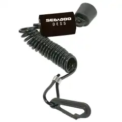 <h3 data-end="180" data-start="119">Sea-Doo D.E.S.S.-n&oslash;kkel (lanyard) &ndash; sikkerhet og kontroll</h3>

<p data-end="406" data-start="182"><strong data-end="230" data-start="182">D.E.S.S. (Digitally Encoded Security System)</strong> gir raske og enkle starter, samtidig som den innebygde tyverisikringen s&oslash;rger for at vannscooteren kun kan startes med korrekt n&oslash;kkelkode. Dette gir &oslash;kt trygghet og sikkerhet.</p>

<p data-end="615" data-start="408">Den <strong data-end="448" data-start="412">programmerbare D.E.S.S.-n&oslash;kkelen</strong> kan settes opp med hastighetsbegrensning, noe som gj&oslash;r den ideell for nybegynnere og mindre erfarne f&oslash;rere. Perfekt b&aring;de som <strong data-end="614" data-start="574">erstatningsn&oslash;kkel eller ekstran&oslash;kkel</strong>.</p>

<p data-end="717" data-start="617"><strong data-end="628" data-start="617">Viktig:</strong> Alle Sea-Doo-n&oslash;kler m&aring; <strong data-end="702" data-start="652">programmeres hos autorisert Sea-Doo-forhandler</strong> for &aring; fungere.</p>

<p data-end="739" data-start="719"><strong data-end="739" data-start="719">Kort oppsummert:</strong></p>

<ul data-end="933" data-is-last-node="" data-is-only-node="" data-start="740">
	<li data-end="783" data-start="740">
	<p data-end="783" data-start="742">Digitalt kodet n&oslash;kkel med tyverisikring</p>
	</li>
	<li data-end="807" data-start="784">
	<p data-end="807" data-start="786">Rask og enkel start</p>
	</li>
	<li data-end="847" data-start="808">
	<p data-end="847" data-start="810">Programmerbar hastighetsbegrensning</p>
	</li>
	<li data-end="895" data-start="848">
	<p data-end="895" data-start="850">Passer som reserve- eller erstatningsn&oslash;kkel</p>
	</li>
	<li data-end="933" data-is-last-node="" data-start="896">
	<p data-end="933" data-is-last-node="" data-start="898">Krever programmering hos forhandler</p>
	</li>
</ul>
