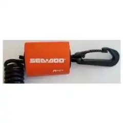 <h3 data-end="180" data-start="119">Sea-Doo D.E.S.S.-n&oslash;kkel (lanyard) &ndash; sikkerhet og kontroll</h3>

<p data-end="406" data-start="182"><strong data-end="230" data-start="182">D.E.S.S. (Digitally Encoded Security System)</strong> gir raske og enkle starter, samtidig som den innebygde tyverisikringen s&oslash;rger for at vannscooteren kun kan startes med korrekt n&oslash;kkelkode. Dette gir &oslash;kt trygghet og sikkerhet.</p>

<p data-end="615" data-start="408">Den <strong data-end="448" data-start="412">programmerbare D.E.S.S.-n&oslash;kkelen</strong> kan settes opp med hastighetsbegrensning, noe som gj&oslash;r den ideell for nybegynnere og mindre erfarne f&oslash;rere. Perfekt b&aring;de som <strong data-end="614" data-start="574">erstatningsn&oslash;kkel eller ekstran&oslash;kkel</strong>.</p>

<p data-end="717" data-start="617"><strong data-end="628" data-start="617">Viktig:</strong> Alle Sea-Doo-n&oslash;kler m&aring; <strong data-end="702" data-start="652">programmeres hos autorisert Sea-Doo-forhandler</strong> for &aring; fungere.</p>

<p data-end="739" data-start="719"><strong data-end="739" data-start="719">Kort oppsummert:</strong></p>

<ul data-end="933" data-is-last-node="" data-is-only-node="" data-start="740">
	<li data-end="783" data-start="740">
	<p data-end="783" data-start="742">Digitalt kodet n&oslash;kkel med tyverisikring</p>
	</li>
	<li data-end="807" data-start="784">
	<p data-end="807" data-start="786">Rask og enkel start</p>
	</li>
	<li data-end="847" data-start="808">
	<p data-end="847" data-start="810">Programmerbar hastighetsbegrensning</p>
	</li>
	<li data-end="895" data-start="848">
	<p data-end="895" data-start="850">Passer som reserve- eller erstatningsn&oslash;kkel</p>
	</li>
	<li data-end="933" data-is-last-node="" data-start="896">
	<p data-end="933" data-is-last-node="" data-start="898">Krever programmering hos forhandler</p>
	</li>
</ul>
