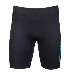<p data-pm-slice="0 0 []">Beskrivelse</p>

<p>Dager p&aring; vannet krever utstyr som lar deg bevege deg fritt. Det er her Sea-Doo neoprenshorts for menn kommer inn i bildet.</p>

<p>Disse fukttransporterende shortsene er designet med flatlock-konstruksjon og elastisk stoff, og gir full bevegelsesfrihet for &aring; redusere distraksjoner mens du kj&oslash;rer.</p>

<p>Den ergonomiske linningen med h&oslash;y rygg er ogs&aring; en bonus som gir komfort og dekning der du trenger det.</p>

<p>I tillegg gj&oslash;r gjennomtenkte funksjoner som en sidelomme med sikker n&oslash;kkell&oslash;kke disse shortsene til et must for vannsportsentusiaster.</p>
