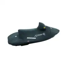 <p>-Komplett og allsidig utvalg av vannscootertrekk<br />
-Oppl&oslash;sningsfarget stoff betyr enkel h&aring;ndtering og h&oslash;yere UV-motstand<br />
-Design uten stropper betyr enkel montering<br />
-Patentert ventileringssystem ved transport p&aring; tilhenger<br />
-Enkel adgang til bensintank og oppbevaringboks</p>

<p>Passer:</p>

<p>Spark for 3 (2014-2023)</p>
