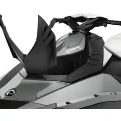 <p data-end="213" data-start="156"><strong data-end="213" data-start="156">Komplett front-oppbevaringsrom.</strong></p>

<h3 data-end="242" data-start="215"><strong data-end="242" data-start="219">Teknisk beskrivelse</strong></h3>

<p data-end="532" data-start="243"><strong data-end="348" data-start="321">Frontoppbevaringsrom</strong> til Sea-Doo Spark modeller fra <strong data-end="396" data-start="379">2014 til 2023</strong>. Settet gir et robust og vanntolerant oppbevaringsrom i front.</p>

<h3 data-end="558" data-start="534"><strong data-end="558" data-start="538">N&oslash;kkelfunksjoner</strong></h3>

<ul data-end="895" data-start="559">
	<li data-end="608" data-start="559">
	<p data-end="608" data-start="561"><strong data-end="575" data-start="561">Kapasitet:</strong> ca. <strong data-end="592" data-start="580">28 liter</strong> lagringsvolum</p>
	</li>
	<li data-end="695" data-start="609">
	<p data-end="695" data-start="611"><strong data-end="635" data-start="611">Formtilpasset design</strong> som f&oslash;lger skrogets konturer for maksimal plassutnyttelse</p>
	</li>
	<li data-end="768" data-start="696">
	<p data-end="768" data-start="698">Produsert i slitesterkt <strong data-end="746" data-start="722">polyuretan-materiale</strong> som t&aring;ler r&oslash;ff bruk</p>
	</li>
	<li data-end="831" data-start="769">
	<p data-end="831" data-start="771"><strong data-end="798" data-start="771">Dreneringshull i bunnen</strong> for &aring; lede bort eventuelt vann</p>
	</li>
	<li data-end="895" data-start="832">
	<p data-end="895" data-start="834"><strong data-end="857" data-start="834">Frontlokk inkludert</strong> &ndash; gir lukket og beskyttet oppbevaring</p>
	</li>
</ul>

<h3 data-end="925" data-start="897"><strong data-end="925" data-start="901">Montering og innhold</strong></h3>

<ul data-end="1077" data-start="926">
	<li data-end="959" data-start="926">
	<p data-end="959" data-start="928">Leveres som <strong data-end="957" data-start="940">komplett sett</strong></p>
	</li>
	<li data-end="1023" data-start="960">
	<p data-end="1023" data-start="962">Alle n&oslash;dvendige <strong data-end="1021" data-start="978">skruer, bolter og festedeler f&oslash;lger med</strong></p>
	</li>
	<li data-end="1077" data-start="1024">
	<p data-end="1077" data-start="1026">Monteres direkte i frontens &aring;pning p&aring; vannscooteren</p>
	</li>
</ul>

<h3 data-end="1098" data-start="1079"><strong data-end="1098" data-start="1083">Bruksomr&aring;de</strong></h3>

<p data-end="1261" data-start="1099">Egnet for trygg oppbevaring av utstyr som tau, verkt&oslash;y, kl&aelig;r, sm&aring; vesker og annet tilbeh&oslash;r under kj&oslash;ring. Passer b&aring;de til vanlig fritidsbruk og mer aktiv kj&oslash;ring.</p>
