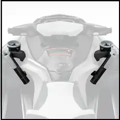 <p data-end="337" data-start="66">Monter enkelt <strong data-end="117" data-start="80">LinQ stangholder eller koppholder</strong> uten &aring; hindre sikten &ndash; perfekt b&aring;de for en forfriskende kj&oslash;retur og jevn trolling. Denne venstre side-monteringen er designet for fleksibilitet og brukervennlighet, og s&oslash;rger for at utstyret alltid er lett tilgjengelig.</p>

<p data-end="470" data-is-last-node="" data-is-only-node="" data-start="339">Oppgrader Sea-Doo-opplevelsen med dette praktiske tilbeh&oslash;ret &ndash; et must for deg som vil ha b&aring;de komfort og funksjonalitet p&aring; vannet.<br />
<br />
-Passer til RXT, RXT-X, GTX, WAKE PRO (2018 og senere) FISH PRO (19-21), Fish Pro Sport og Trophy</p>
