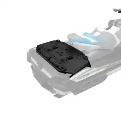 Ta vannscooteren din til neste niv&aring; n&aring;r det gjelder oppbevaring med Sea-Doo LinQ Multi Cargo Rack. Dette innovative tilbeh&oslash;ret er utviklet for &aring; &oslash;ke lastekapasiteten p&aring; vannscooteren betydelig, slik at du kan ta med mer utstyr og bagasje p&aring; tur. Med denne lasteplattformen kan du montere opptil tre ganger flere LinQ-fester enn normalt. Det gir deg mulighet til &aring; feste flere LinQ-tilbeh&oslash;r, som kj&oslash;lebokser, drivstoffkanner eller bagger, og tilpasse oppsettet etter behov. Du slipper &aring; m&aring;tte la viktig utstyr bli igjen p&aring; land.