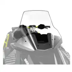<h3 data-end="160" data-start="105">Sea-Doo Avtakbar Vindskjerm &ndash; bedre komfort og sikt</h3>

<p data-end="426" data-start="162">Vind og sj&oslash;spr&oslash;yt er en del av opplevelsen p&aring; vannet &ndash; men med <strong data-end="256" data-start="225">Sea-Doo avtakbar vindskjerm</strong> f&aring;r du langt bedre komfort n&aring;r forholdene er r&oslash;ffe. Vindskjermen dekker f&oslash;rerplassen effektivt med en h&oslash;yde p&aring; <strong data-end="383" data-start="368">58 cm (23")</strong>, og gir god beskyttelse mot vind og sprut.</p>

<p data-end="717" data-start="428">Skjermen er laget i termoformet materiale som gir <strong data-end="499" data-start="478">krystallklar sikt</strong> og s&oslash;ml&oslash;s integrasjon med scooteren. Den er enkel &aring; montere og ta av, slik at du kan bruke den n&aring;r det bl&aring;ser, og ta den av p&aring; varme dager. Leveres komplett med <strong data-end="716" data-start="661">vindskjermst&oslash;tte, oppbevaringspose og unbrakon&oslash;kkel</strong>.</p>

<p data-end="739" data-start="719"><strong data-end="739" data-start="719">Kort oppsummert:</strong></p>

<ul data-end="940" data-start="740">
	<li data-end="791" data-start="740">
	<p data-end="791" data-start="742">58 cm h&oslash;y vindskjerm som beskytter f&oslash;rerplassen</p>
	</li>
	<li data-end="823" data-start="792">
	<p data-end="823" data-start="794">Reduserer vind og sj&oslash;spr&oslash;yt</p>
	</li>
	<li data-end="866" data-start="824">
	<p data-end="866" data-start="826">Termoformet konstruksjon med klar sikt</p>
	</li>
	<li data-end="895" data-start="867">
	<p data-end="895" data-start="869">Enkel &aring; montere og ta av</p>
	</li>
	<li data-end="940" data-start="896">
	<p data-end="940" data-start="898">Leveres med st&oslash;tte, bag og unbrakon&oslash;kkel</p>
	</li>
</ul>
