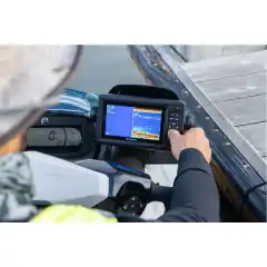 <p>6 tommers (15,2 cm) skjerm, lyssterk og lett &aring; lese i direkte sollys.<br />
Svinger ikke inkludert, kun GPS-funksjon.<br />
Hurtigfestesystem som monteres og fjernes raskt.<br />
Forh&aring;ndslastede grunnkart fra hele verden og kompatible med Bluechart&reg; G3 kystkart (selges separat).<br />
Bruk innebygd Wi-Fi for &aring; pare enheten med ActiveCaptain&dagger;-appen og f&aring; tilgang til OneChart&dagger;, smartvarsler, Garmin Quickdraw&dagger; fellesskapsdata og mer.<br />
Del interessepunkter og ruter med andre kj&oslash;ret&oslash;y utstyrt med ECHOMAP eller STRIKER&dagger;.<br />
Krever installasjon av selen (278003684) hvis den er installert med BRP audio-premium-systemet eller med de oppvarmede h&aring;ndtakene.<br />
*For 2018-modeller, vennligst kontakt din sertifiserte BRP-forhandler for &aring; bekrefte kompatibilitet.</p>

<p>Passer:</p>

<p>RXT, RXT-X<br />
GTX<br />
WAKE PRO (2019 OG NYERE)<br />
GTI, GTI SE<br />
GTR, GTR-X<br />
WAKE 170 (2020 OG NYERE)<br />
EXPLORER PRO</p>
