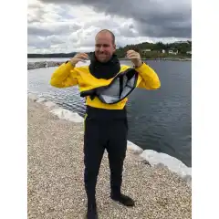 Norge og Skandinavia er en kald del av v&aring;r klode. Selv en kort sommersesong inneholder ikke alltid solskinn og tropevarme i store deler av v&aring;r langstrakte kystlinje. &Aring; kle seg godt &aring; riktig utvider og forlenger vannscootersesongen betraktelig. I tillegg kan man naturigvis utnytte langt flere gr&aring; sommerdager ute p&aring; vannet med egnet bekledning og utstyr.<br />
<br />
T&oslash;rrdrakt er ganske enkelt l&oslash;sningen.<br />
<br />
Fordeler:<br />
<br />
&ndash; &Aring;pning og glidel&aring;s<br />
T-Zip vanntett glidel&aring;s foran i plast.<br />
<br />
&ndash; Solide mansjetter, sterke s&oslash;mmer og godt stoff<br />
Drakten har solide neopren mansjetter b&aring;de i hals og armer, s&oslash;mmer virker sterke er er i tillegg limt/tapet p&aring; utsatte steder.<br />
<br />
&ndash; Integrerte sko<br />
Sea-Doo har valgt &aring; g&aring; for integrerte sko, da med faste skost&oslash;rrelser tilpasset de ulike draktst&oslash;rrelsene<br />
<br />
&ndash; Antiskli belegg bak p&aring; drakten.<br />
Gir forbedret grep, uten &aring; v&aelig;re plagsomt.<br />
<br />
-Gode materialvalg og skj&oslash;ter.<br />
-Integrerte sko.<br />
-Sklisikkert materiale ved sete og friksjonstrykk.<br />
-Neopren mansjetter.<br />
-Justerbare h&aring;ndledd.<br />
-Justerbar og avtakbar hette.<br />
-Neoprenkrage og -ermeender.<br />
-Integrert hette som kan skjules.<br />
-Solide og brede seler.<br />
-Stor &aring;pning/glidel&aring;s.<br />
-Bukseseler.<br />
-Elastisk i midjen bak.<br />
-Brystlomme med glidel&aring;s &ndash; tette s&oslash;mmer<br />
-D-ring killer loop p&aring; h&oslash;yre side av midjen.<br />
-Flott transportpose.<br />
<br />
Hansker og balaclava selges separat.