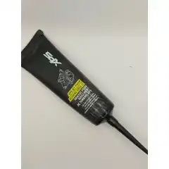 <p>&bull; Spesielt laget for h&oslash;yytelses jetfremdriftssystemer.<br />
&bull; H&oslash;yytelsesfett formulert for &aring; motst&aring; og avvise vann.<br />
&bull; Hindrer spredning av overflateoksidasjon som<br />
for&aring;rsaker rust og korrosjon.</p>

<p>Kommer i gul eller sort tube.</p>
