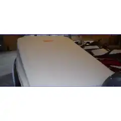 <p>Havnekalesje &ndash; Norsk h&aring;ndverk av h&oslash;yeste kvalitet</p>

<p>V&aring;r havnekalesje er utviklet og produsert i Norge, med fokus p&aring; solid konstruksjon, perfekt passform og lang levetid.<br />
Kalesjene lages av f&oslash;rsteklasses tysk metervare, kjent for sin overlegne slitestyrke, fargebestandighet og motstand mot vann og UV-str&aring;ling.</p>

<p>Hver kalesje er designet med omhu for norske forhold &ndash; robust nok til &aring; t&aring;le vind og regn, men samtidig lett &aring; h&aring;ndtere og montere.<br />
Detaljene vitner om ekte norsk h&aring;ndverk, med presis s&oslash;m, forsterkede skj&oslash;ter og materialvalg som t&aring;ler b&aring;de tid og bruk.</p>

<p>Enten du vil beskytte b&aring;ten din mot v&aelig;r og vind gjennom sesongen, eller gi den et helhetlig, ryddig uttrykk i havn, er dette et produkt som kombinerer norsk produksjon, europeisk kvalitet og lang erfaring innen maritimt design.</p>
