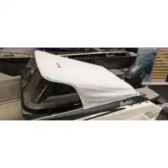 <p>Havnekalesje &ndash; Norsk h&aring;ndverk av h&oslash;yeste kvalitet</p>

<p>V&aring;r havnekalesje er utviklet og produsert i Norge, med fokus p&aring; solid konstruksjon, perfekt passform og lang levetid.<br />
Kalesjene lages av f&oslash;rsteklasses tysk metervare, kjent for sin overlegne slitestyrke, fargebestandighet og motstand mot vann og UV-str&aring;ling.</p>

<p>Hver kalesje er designet med omhu for norske forhold &ndash; robust nok til &aring; t&aring;le vind og regn, men samtidig lett &aring; h&aring;ndtere og montere.<br />
Detaljene vitner om ekte norsk h&aring;ndverk, med presis s&oslash;m, forsterkede skj&oslash;ter og materialvalg som t&aring;ler b&aring;de tid og bruk.</p>

<p>Enten du vil beskytte b&aring;ten din mot v&aelig;r og vind gjennom sesongen, eller gi den et helhetlig, ryddig uttrykk i havn, er dette et produkt som kombinerer norsk produksjon, europeisk kvalitet og lang erfaring innen maritimt design.</p>
