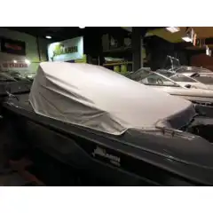 <p>Havnekalesje &ndash; Norsk h&aring;ndverk av h&oslash;yeste kvalitet</p>

<p>V&aring;r havnekalesje er utviklet og produsert i Norge, med fokus p&aring; solid konstruksjon, perfekt passform og lang levetid.<br />
Kalesjene lages av f&oslash;rsteklasses tysk metervare, kjent for sin overlegne slitestyrke, fargebestandighet og motstand mot vann og UV-str&aring;ling.</p>

<p>Hver kalesje er designet med omhu for norske forhold &ndash; robust nok til &aring; t&aring;le vind og regn, men samtidig lett &aring; h&aring;ndtere og montere.<br />
Detaljene vitner om ekte norsk h&aring;ndverk, med presis s&oslash;m, forsterkede skj&oslash;ter og materialvalg som t&aring;ler b&aring;de tid og bruk.</p>

<p>Enten du vil beskytte b&aring;ten din mot v&aelig;r og vind gjennom sesongen, eller gi den et helhetlig, ryddig uttrykk i havn, er dette et produkt som kombinerer norsk produksjon, europeisk kvalitet og lang erfaring innen maritimt design.</p>
