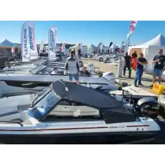 <p>Havnekalesje &ndash; Norsk h&aring;ndverk av h&oslash;yeste kvalitet</p>

<p>V&aring;r havnekalesje er utviklet og produsert i Norge, med fokus p&aring; solid konstruksjon, perfekt passform og lang levetid.<br />
Kalesjene lages av f&oslash;rsteklasses tysk metervare, kjent for sin overlegne slitestyrke, fargebestandighet og motstand mot vann og UV-str&aring;ling.</p>

<p>Hver kalesje er designet med omhu for norske forhold &ndash; robust nok til &aring; t&aring;le vind og regn, men samtidig lett &aring; h&aring;ndtere og montere.<br />
Detaljene vitner om ekte norsk h&aring;ndverk, med presis s&oslash;m, forsterkede skj&oslash;ter og materialvalg som t&aring;ler b&aring;de tid og bruk.</p>

<p>Enten du vil beskytte b&aring;ten din mot v&aelig;r og vind gjennom sesongen, eller gi den et helhetlig, ryddig uttrykk i havn, er dette et produkt som kombinerer norsk produksjon, europeisk kvalitet og lang erfaring innen maritimt design.</p>
