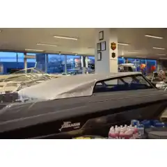 <p>Havnekalesje &ndash; Norsk h&aring;ndverk av h&oslash;yeste kvalitet</p>

<p>V&aring;r havnekalesje er utviklet og produsert i Norge, med fokus p&aring; solid konstruksjon, perfekt passform og lang levetid.<br />
Kalesjene lages av f&oslash;rsteklasses tysk metervare, kjent for sin overlegne slitestyrke, fargebestandighet og motstand mot vann og UV-str&aring;ling.</p>

<p>Hver kalesje er designet med omhu for norske forhold &ndash; robust nok til &aring; t&aring;le vind og regn, men samtidig lett &aring; h&aring;ndtere og montere.<br />
Detaljene vitner om ekte norsk h&aring;ndverk, med presis s&oslash;m, forsterkede skj&oslash;ter og materialvalg som t&aring;ler b&aring;de tid og bruk.</p>

<p>Enten du vil beskytte b&aring;ten din mot v&aelig;r og vind gjennom sesongen, eller gi den et helhetlig, ryddig uttrykk i havn, er dette et produkt som kombinerer norsk produksjon, europeisk kvalitet og lang erfaring innen maritimt design.</p>
