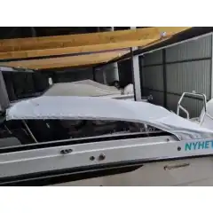 <p>Havnekalesje &ndash; Norsk h&aring;ndverk av h&oslash;yeste kvalitet</p>

<p>V&aring;r havnekalesje er utviklet og produsert i Norge, med fokus p&aring; solid konstruksjon, perfekt passform og lang levetid.<br />
Kalesjene lages av f&oslash;rsteklasses tysk metervare, kjent for sin overlegne slitestyrke, fargebestandighet og motstand mot vann og UV-str&aring;ling.</p>

<p>Hver kalesje er designet med omhu for norske forhold &ndash; robust nok til &aring; t&aring;le vind og regn, men samtidig lett &aring; h&aring;ndtere og montere.<br />
Detaljene vitner om ekte norsk h&aring;ndverk, med presis s&oslash;m, forsterkede skj&oslash;ter og materialvalg som t&aring;ler b&aring;de tid og bruk.</p>

<p>Enten du vil beskytte b&aring;ten din mot v&aelig;r og vind gjennom sesongen, eller gi den et helhetlig, ryddig uttrykk i havn, er dette et produkt som kombinerer norsk produksjon, europeisk kvalitet og lang erfaring innen maritimt design.</p>
