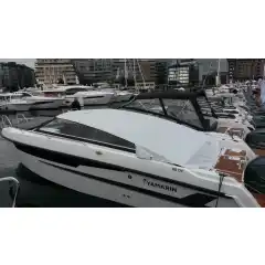 <p>Havnekalesje &ndash; Norsk h&aring;ndverk av h&oslash;yeste kvalitet</p>

<p>V&aring;r havnekalesje er utviklet og produsert i Norge, med fokus p&aring; solid konstruksjon, perfekt passform og lang levetid.<br />
Kalesjene lages av f&oslash;rsteklasses tysk metervare, kjent for sin overlegne slitestyrke, fargebestandighet og motstand mot vann og UV-str&aring;ling.</p>

<p>Hver kalesje er designet med omhu for norske forhold &ndash; robust nok til &aring; t&aring;le vind og regn, men samtidig lett &aring; h&aring;ndtere og montere.<br />
Detaljene vitner om ekte norsk h&aring;ndverk, med presis s&oslash;m, forsterkede skj&oslash;ter og materialvalg som t&aring;ler b&aring;de tid og bruk.</p>

<p>Enten du vil beskytte b&aring;ten din mot v&aelig;r og vind gjennom sesongen, eller gi den et helhetlig, ryddig uttrykk i havn, er dette et produkt som kombinerer norsk produksjon, europeisk kvalitet og lang erfaring innen maritimt design.</p>
