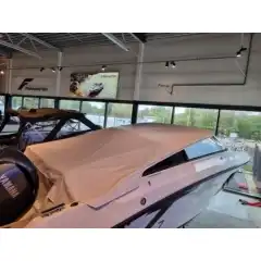 <p>Havnekalesje &ndash; Norsk h&aring;ndverk av h&oslash;yeste kvalitet</p>

<p>V&aring;r havnekalesje er utviklet og produsert i Norge, med fokus p&aring; solid konstruksjon, perfekt passform og lang levetid.<br />
Kalesjene lages av f&oslash;rsteklasses tysk metervare, kjent for sin overlegne slitestyrke, fargebestandighet og motstand mot vann og UV-str&aring;ling.</p>

<p>Hver kalesje er designet med omhu for norske forhold &ndash; robust nok til &aring; t&aring;le vind og regn, men samtidig lett &aring; h&aring;ndtere og montere.<br />
Detaljene vitner om ekte norsk h&aring;ndverk, med presis s&oslash;m, forsterkede skj&oslash;ter og materialvalg som t&aring;ler b&aring;de tid og bruk.</p>

<p>Enten du vil beskytte b&aring;ten din mot v&aelig;r og vind gjennom sesongen, eller gi den et helhetlig, ryddig uttrykk i havn, er dette et produkt som kombinerer norsk produksjon, europeisk kvalitet og lang erfaring innen maritimt design.</p>
