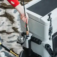 <strong data-end="280" data-start="193">Sea-Doo LinQ fiskestangholder gj&oslash;r det enkelt og trygt &aring; ta med fiskestanga p&aring; tur.</strong><br data-end="283" data-start="280" />
Perfekt b&aring;de for transport og trolling, med rask montering uten verkt&oslash;y. Klikkes rett p&aring; LinQ-festet og holder stanga sikkert p&aring; plass &ndash; s&aring; du kan fokusere p&aring; fisket.