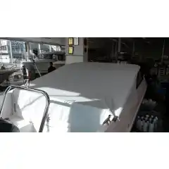 <p>Havnekalesje &ndash; Norsk h&aring;ndverk av h&oslash;yeste kvalitet</p>

<p>V&aring;r havnekalesje er utviklet og produsert i Norge, med fokus p&aring; solid konstruksjon, perfekt passform og lang levetid.<br />
Kalesjene lages av f&oslash;rsteklasses tysk metervare, kjent for sin overlegne slitestyrke, fargebestandighet og motstand mot vann og UV-str&aring;ling.</p>

<p>Hver kalesje er designet med omhu for norske forhold &ndash; robust nok til &aring; t&aring;le vind og regn, men samtidig lett &aring; h&aring;ndtere og montere.<br />
Detaljene vitner om ekte norsk h&aring;ndverk, med presis s&oslash;m, forsterkede skj&oslash;ter og materialvalg som t&aring;ler b&aring;de tid og bruk.</p>

<p>Enten du vil beskytte b&aring;ten din mot v&aelig;r og vind gjennom sesongen, eller gi den et helhetlig, ryddig uttrykk i havn, er dette et produkt som kombinerer norsk produksjon, europeisk kvalitet og lang erfaring innen maritimt design.</p>
