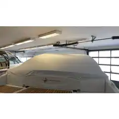 <p>Havnekalesje &ndash; Norsk h&aring;ndverk av h&oslash;yeste kvalitet</p>

<p>V&aring;r havnekalesje er utviklet og produsert i Norge, med fokus p&aring; solid konstruksjon, perfekt passform og lang levetid.<br />
Kalesjene lages av f&oslash;rsteklasses tysk metervare, kjent for sin overlegne slitestyrke, fargebestandighet og motstand mot vann og UV-str&aring;ling.</p>

<p>Hver kalesje er designet med omhu for norske forhold &ndash; robust nok til &aring; t&aring;le vind og regn, men samtidig lett &aring; h&aring;ndtere og montere.<br />
Detaljene vitner om ekte norsk h&aring;ndverk, med presis s&oslash;m, forsterkede skj&oslash;ter og materialvalg som t&aring;ler b&aring;de tid og bruk.</p>

<p>Enten du vil beskytte b&aring;ten din mot v&aelig;r og vind gjennom sesongen, eller gi den et helhetlig, ryddig uttrykk i havn, er dette et produkt som kombinerer norsk produksjon, europeisk kvalitet og lang erfaring innen maritimt design.</p>
