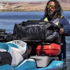 <p data-end="336" data-start="66">Med opptil <strong data-end="102" data-start="77">100 liter (26 US gal)</strong> vanntett lagringskapasitet gir <strong data-end="155" data-start="134">LinQ Explorer Bag</strong> deg en sv&aelig;rt praktisk og fleksibel oppbevaringsl&oslash;sning. Enten du skal ha med viktige b&aring;tpapirer eller fullt campingutstyr p&aring; eventyr, kan alt oppbevares trygt og lett tilgjengelig.</p>

<p data-end="589" data-is-last-node="" data-is-only-node="" data-start="338">Denne smarte, vanntette Explorer-bagen er utviklet med allsidighet i fokus. N&aring;r turen er over og vannscooteren er fort&oslash;yd, kan bagen enkelt gj&oslash;res om til en stilren <strong data-end="515" data-start="503">ryggsekk</strong>, eller legges helt sammen for enkel transport n&aring;r den ikke er fullpakket.</p>
