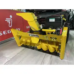 Rammy Sn&oslash;freser 120 er en kraftig, kompakt sn&oslash;freser som passer b&aring;de ATV og UTV. Med en 420 cm&sup3; motor og elektrisk start fjerner den sn&oslash; raskt og effektivt, selv i v&aring;te forhold. Perfekt for innkj&oslash;rsler og sm&aring; omr&aring;der, med enkel montering og fjernstyring.