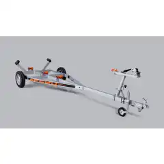 Solid varmgalvanisert og helsveiset st&aring;lramme.<br />
Kj&oslash;lruller og justerbare sidest&oslash;tter hjelper b&aring;ten til &aring; ligge st&oslash;dig og trygt p&aring; hengeren.<br />
Opplagshengere har ikke fj&aelig;ring, skjermer eller lys og kan ikke kj&oslash;res p&aring; offentlig vei.