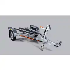 Vannscooterhenger med en solid varmgalvanisert og helsveiset st&aring;lramme.<br />
Skjermer og andre komponenter er I h&oslash;ykvalitetsst&aring;l med belegg i Magnelis&reg;, som er 3 ganger mer motstandsdyktig mot korrosjon enn vanlig st&aring;l som brukes.<br />
Skinner som kan justeres og tilpasses til dine behov.<br />
Vinsj som gj&oslash;r det enkelt &aring; ta av og p&aring; vannscooteren.