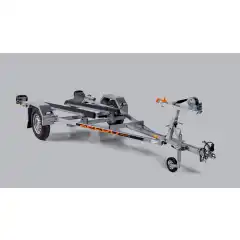 Vannscooterhenger med en solid varmgalvanisert og helsveiset st&aring;lramme.<br />
Skjermer og andre komponenter er I h&oslash;ykvalitetsst&aring;l med belegg i Magnelis&reg;, som er 3 ganger mer motstandsdyktig mot korrosjon enn vanlig st&aring;l som brukes.<br />
Skinner som kan justeres og tilpasses til dine behov.<br />
Vinsj som gj&oslash;r det enkelt &aring; ta av og p&aring; vannscooteren.