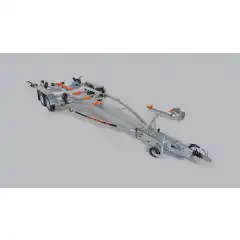 Skjermer og andre komponenter er I h&oslash;ykvalitetsst&aring;l med belegg i Magnelis&reg;, som er 3 ganger mer motstandsdyktig mot korrosjon enn vanlig st&aring;l som brukes. Tippvoggen bakerst guider b&aring;ten slik at den treffer mest mulig sk&aring;nsomt og riktig n&aring;r du vinsjer b&aring;ten av og p&aring;. Kj&oslash;lruller og justerbare sidest&oslash;tter hjelper b&aring;ten til &aring; ligge st&oslash;dig og trygt p&aring; hengeren. V&aring;r smarte og brukervennlige lampel&oslash;sning kan vippes ut ved behov.