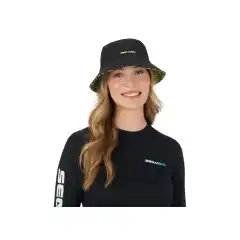 <p data-end="403" data-start="104">Nyt hvert &oslash;yeblikk i solen med v&aring;r <strong data-end="176" data-start="139">unisex Sea-Doo vendbare b&oslash;ttehatt</strong>! Med UPF 40 solbeskyttelse holder hatten deg skjermet mot skadelige UV-str&aring;ler mens du er ute og nyter kj&oslash;returen. Hurtigt&oslash;rkende materiale gj&oslash;r at du enkelt kan g&aring; fra b&oslash;lgeskvulp til avslapning i solen &ndash; uten &aring; miste flyten.</p>

<p data-end="615" data-is-last-node="" data-is-only-node="" data-start="405">Den vendbare designen gir deg to stiluttrykk i &eacute;n og samme hatt, slik at du kan variere looken etter hum&oslash;r og anledning. Kast deg ut i spontane &oslash;yeblikk med en UV-beskyttende hatt som matcher eventyrlysten din.</p>
