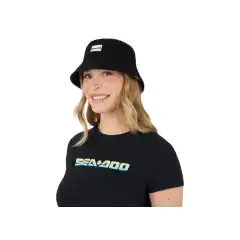 <p data-end="377" data-start="104">Gj&oslash;r deg klar for neste eventyr ved vannet med den allsidige Sea-Doo Bucket Hat! Denne unisex-hatten er laget i 100 % bomullstwill og er like stilig som den er praktisk. Den ikoniske Sea-Doo-patchen midt foran og en vevd etikett i kanten gir et autentisk preg p&aring; antrekket.</p>

<p data-end="605" data-is-last-node="" data-is-only-node="" data-start="379">Enten du er ute og kj&oslash;rer vannscooter eller bare nyter en solrik dag ved vannkanten, er denne b&oslash;ttehatten et must-have for enhver Sea-Doo-entusiast. Hold deg sval, komfortabel og stilsikker med et essensielt plagg fra Sea-Doo.</p>
