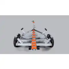 Solid varmgalvanisert og helsveiset st&aring;lramme. Kj&oslash;lruller og justerbare sidest&oslash;tter hjelper b&aring;ten til &aring; ligge st&oslash;dig og trygt p&aring; hengeren. Opplagshengere har ikke fj&aelig;ring, skjermer eller lys og kan ikke kj&oslash;res p&aring; offentlig vei.