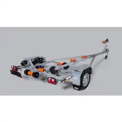 Skjermer og andre komponenter er I h&oslash;ykvalitetsst&aring;l med belegg i Magnelis&reg;, som er 3 ganger mer motstandsdyktig mot korrosjon enn vanlig st&aring;l som brukes. Tippvoggen bakerst guider b&aring;ten slik at den treffer mest mulig sk&aring;nsomt og riktig n&aring;r du vinsjer b&aring;ten av og p&aring;. Kj&oslash;lruller og justerbare sidest&oslash;tter hjelper b&aring;ten til &aring; ligge st&oslash;dig og trygt p&aring; hengeren. V&aring;r smarte og brukervennlige lampel&oslash;sning kan vippes ut ved behov.