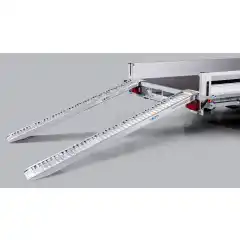 Med en ekstremt solid og holdbar varmgalvanisert (HDG) sveiset ramme og lette, men robuste aluminiumssider, samt front- og bakluker. Den doble torsjonsfj&aelig;ringen gir enest&aring;ende p&aring;litelighet. I tillegg til vanntetting er bunnen dekket med et sklisikkert belegg. Sidene, front- og baklukene kan enkelt &aring;pnes og fjernes, noe som gir praktisk lastemulighet fra alle sider.