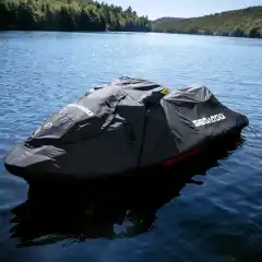 <article data-scroll-anchor="true" data-testid="conversation-turn-18" data-turn="assistant" data-turn-id="request-WEB:cafd773a-5102-4041-95be-1998a90dbea2-17" dir="auto" tabindex="-1">
<p data-end="298" data-start="66">Dette vannscootertrekket er utviklet for &aring; gi perfekt passform til din vannscooter. Det er produsert i kraftige, UV-bestandige og gjennomfargede materialer som gir p&aring;litelig beskyttelse b&aring;de under transport p&aring; henger og ved lagring.</p>

<p data-end="470" data-is-last-node="" data-is-only-node="" data-start="300">Den gener&oslash;se dekningen s&oslash;rger for at hele vannscooteren er fullstendig tildekket og beskyttet, slik at den holder seg pen og klar til bruk neste gang du vil ut p&aring; vannet.</p>
</article>

<p>Passer:<br />
GTI, GTI SE, GTR og Wake 170 (2020 og nyere)/FishPro Scout</p>
