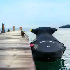 <p data-end="411" data-start="66">Dette trekket er produsert i kraftig, UV-bestandig polyesterduk og er i tillegg forsterket med dobbelt lag i omr&aring;der som utsettes for ekstra slitasje. Praktiske glidel&aring;s&aring;pninger gir enkel tilgang til alt du trenger &ndash; inkludert fort&oslash;yningsfester, Speed Tie System, LinQ Lite fenderfester og LinQ-tilbeh&oslash;r p&aring; bakdekket &ndash; uten at trekket m&aring; tas av.</p>

<p data-end="575" data-is-last-node="" data-is-only-node="" data-start="413">Gule markeringer for styreh&aring;ndtakene gj&oslash;r monteringen enklere og mer presis, mens den myke innsiden bidrar til &aring; beskytte overflaten og finishen p&aring; vannscooteren.</p>
<br />
Passer:<br />
<br />
Spark 1 og 2 seters 2024 og senere