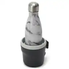 <article data-scroll-anchor="true" data-testid="conversation-turn-78" data-turn="assistant" data-turn-id="bd7511c4-95e4-4be3-b1fc-c36836ecc669" dir="auto" tabindex="-1">
<p data-end="304" data-start="66">Slukk t&oslash;rsten p&aring; farten med <strong data-end="118" data-start="94">LinQ Lite koppholder</strong>. Denne smarte koppholderen er presisjonsutviklet for &aring; holde drikken trygt p&aring; plass, og har fleksible lameller som tilpasser seg ulike st&oslash;rrelser p&aring; flasker og kopper for stabilt feste.</p>

<p data-end="559" data-is-last-node="" data-is-only-node="" data-start="306">Du slipper permanent montering &ndash; koppholderen plasseres enkelt der du trenger den, n&aring;r du trenger den, helt uten verkt&oslash;y. Enten du kj&oslash;rer i ulendt terreng, er ute p&aring; lange dager i felt eller cruiser langs stiene, har du alltid drikken lett tilgjengelig.</p>
</article>
